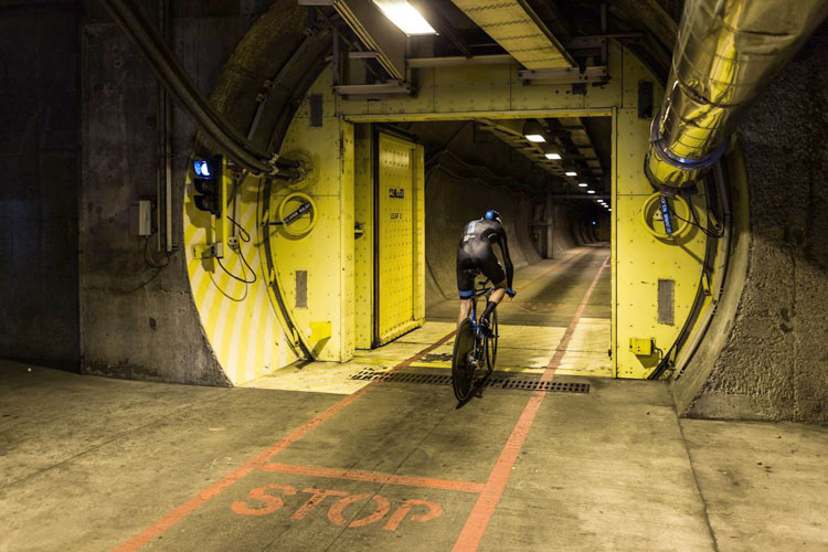 Primer recorrido en bicicleta por el túnel bajo el Canal de la Mancha