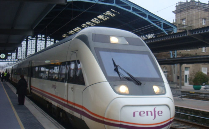 Exactamente 38 minutos despus de salir de Orense, como marca el horario comercial, el tren abre sus puertas en la estacin de Santiago de Compostela, de la que bajan y suben una gran cantidad de viajeros.