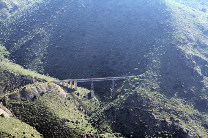 Espectacular viaducto de Arroyo del Lugar, en el Km 70,7, de 169 metros de longitud, con tres tramos de viga metlica apoyada sobre dos pilares metlicos de celosa y dos tramos sobre viaducto de piedra