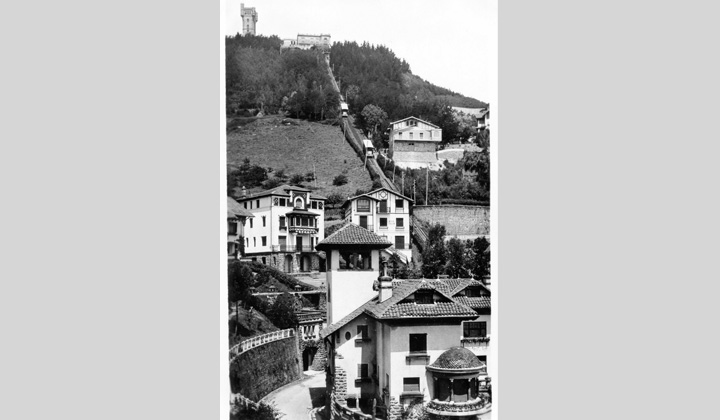Fotografa del funicular de Igueldo tomada en los aos cuarenta. Se observa la progresiva urbanizacin del entorno.