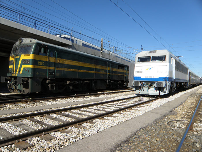 La locomotora diesel del Museo del Ferrocarril se retira hacia Delicias tras haber remolcado el Tren Azul desde el Museo, cediendo la traccin del tren a la 269