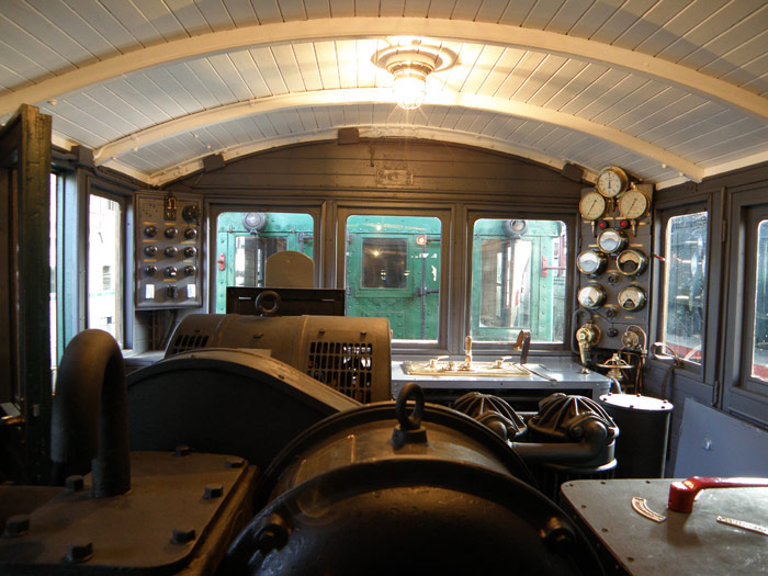 A diferencia de las modernas locomotoras, en esta veterana mquina almeriense, del ao 1911, todo se alojaba en un espacio nico, tanto la cabina de conduccin como los motores