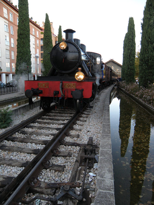 El tren circulando por las vas de acceso al Museo, junto al Planetario