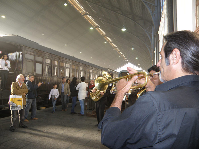 Una Big Band ameniz los momentos de partida del Tren de la Fresa
