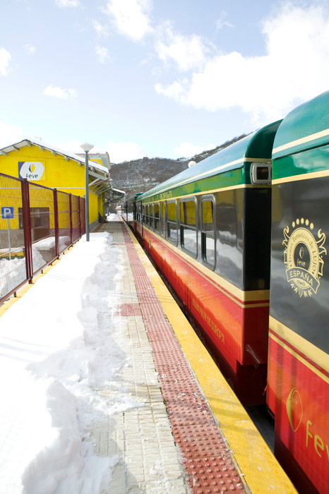 Andenes nevados de la estacin leonesa de Matallana, con el tren a punto de partir