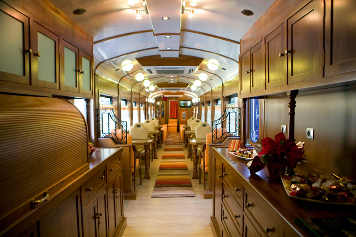 Los trenes tienen espacios preparados para servir, cada maana, el desayuno a los viajeros