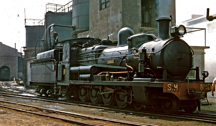 Locomotora N 10 del ferrocarril de Sierra Menera, fotografiada en Puerto de Sagunto en 1960 por Peter Willen
