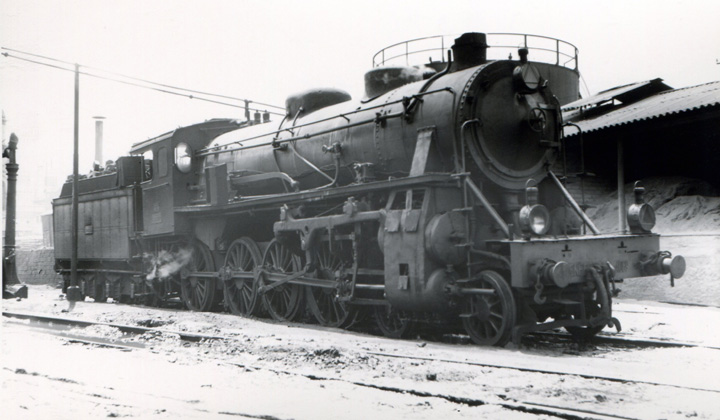 Locomotora "Mastodonte" de la serie 1300 de MZA, fotografiada por Ferrn Llaurad en Zaragoza