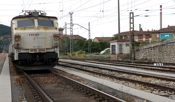 La locomotora 251-010 responsable de la traccin del tren de pruebas