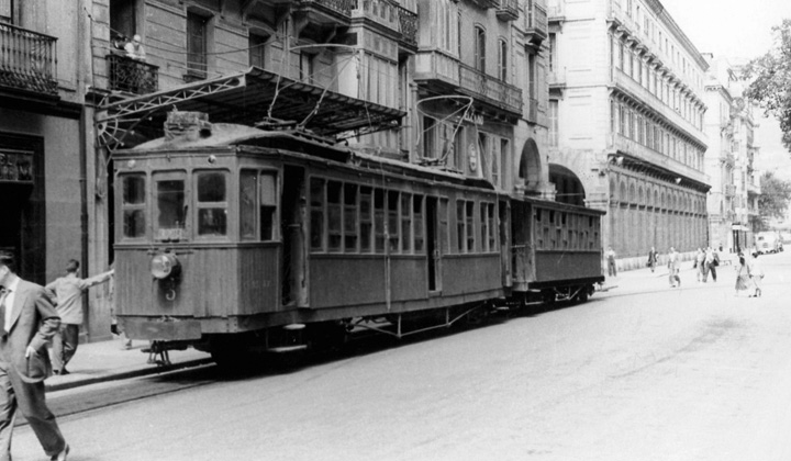 Entre 1912 y 1954, los trenes del Topo accedan hasta el centro de San Sebastin de forma anloga a un tranva. Fotografa de G. Massino