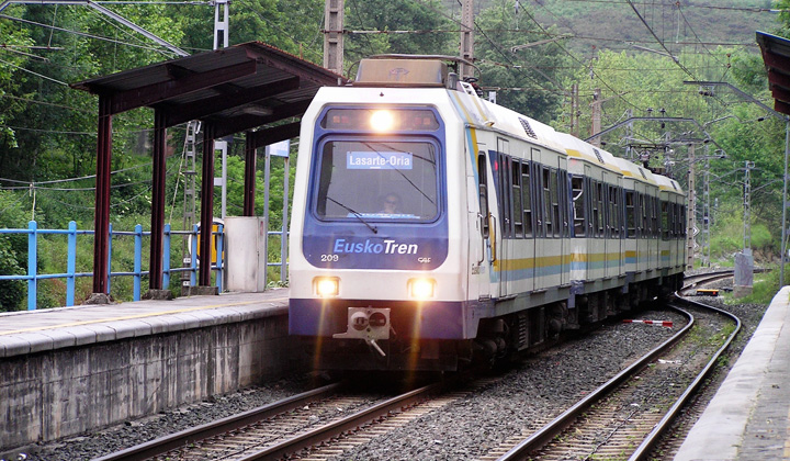 En 1996, las unidades de la serie 200 de EuskoTren asumieron el servicio del Topo. Fotografa de Hodei Goldarazena