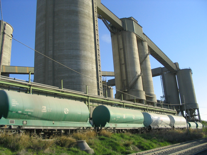 Vagones cisternas para cemento a granel en las vas de apartado de cargue de la ceentera