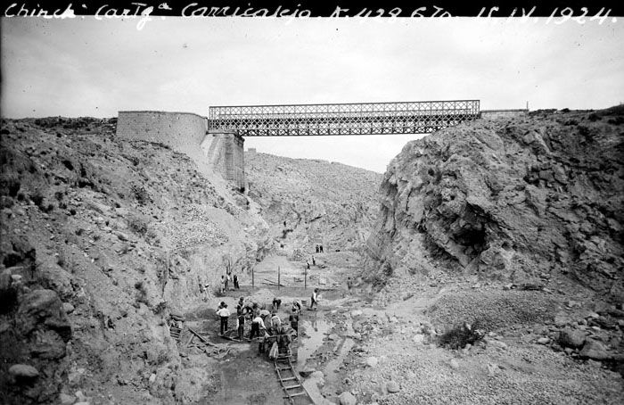 Preparacin de la base de la losa de tubos del puente Carricalejo. Se encuentra en el p.k. 428/670 de la lnea Chinchilla-Cartagena. Imagen de 1924. Foto Archivo Histrico Ferroviario