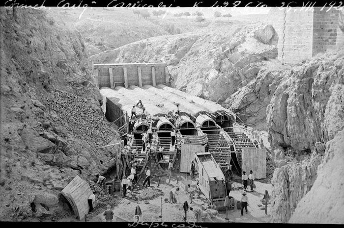 Hormigonado de los tubos del puente Carricalejo de la lnea Chinchilla-Cartagena. Imagen de 1924. Foto Archivo Histrico Ferroviario