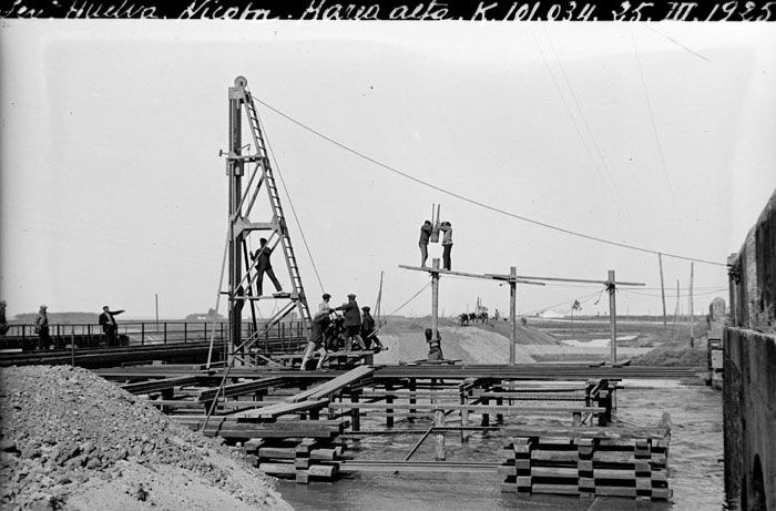 Vista de la marea alta durante la construccin del puente Nicoba nuevo en el p.k. 101/034 de la lnea Sevilla-Huelva.  Imagen tomada en 1925. Foto Archivo Histrico Ferroviario