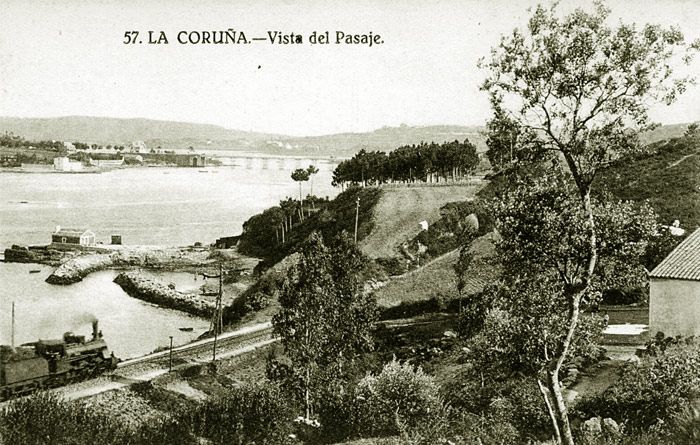 Una locomotora no identificada de la serie en las cercanas de La Corua, h. 1920. Postal Comercial.