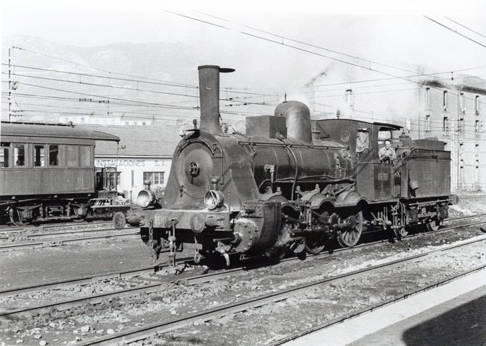 La Varela de Montes atraviesa un paso a nivel en el casco urbano de Mieres arrastrando un tren de carbn de Fbrica de Mieres. 1968. Foto: F. Llaurad.