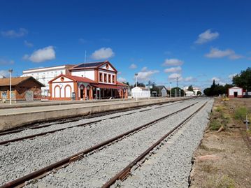 Avances en la renovacin de los 17 kilmetros de va del trayecto Usagre-Llerena, en Badajoz