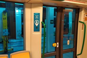 Metro de Granada instala puntos de carga para mviles en el interior de los trenes