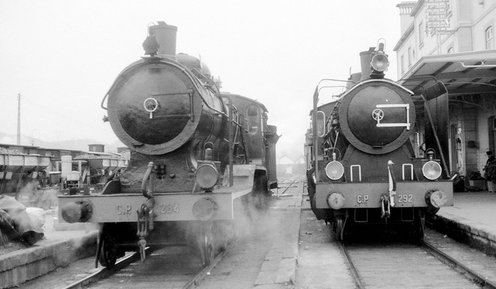 Dos locomotoras de vapor de los ferrocarriles portugueses, fotografiadas en la estacin de Pocinho. Fotografa de Martin Dieterich