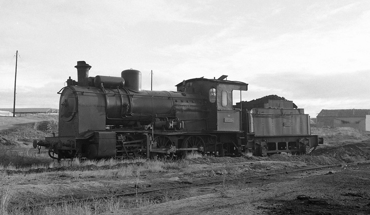 Uno de los raros ejemplares de locomotoras de vapor construidos por la Sociedad Espaola de Construccin Naval en Sestao (Vizcaya), para Oeste. Ao 1960. Fotografa de Xavier Santamara