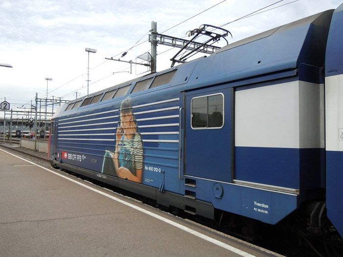 Locomotora 450-012 para la traccin en push-pull de trenes del S-Bahn de Zrich con la foto de una chavala que lee y habla por un mvil, al mismo tiempo.