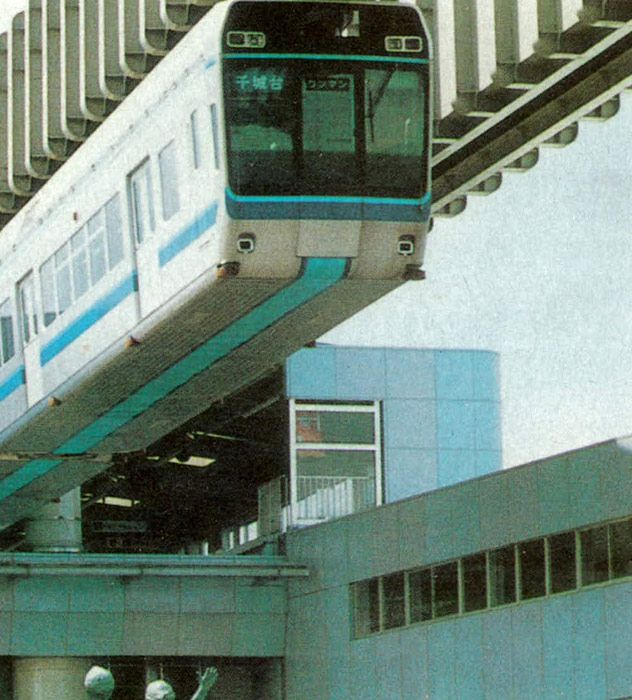 Imagen tomada en 1989 de un ferrocarril elevado que Japn utilizaba para servicios de cercanas.