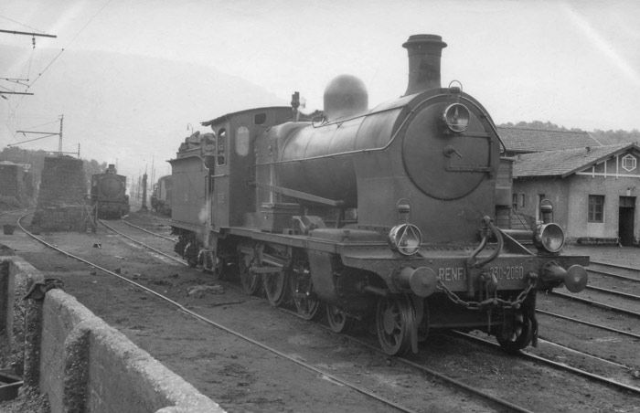 Locomotora 230 de la antigua MZOV, en el que se evidencia el puesto de conduccin a la derecha. Fotografa de Christian Schnabel