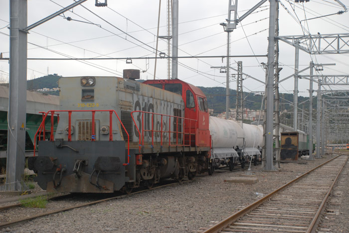Tren herbicida remolcado por la 310.022 de Adif estacionado en la estacin de Montcada bifulcacin (Barcelona).  Foto: Marc Llinas