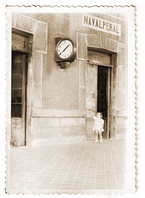 Reloj estacin de Navalperal de Pinares (vila) ao 1963 Foto: Carmen Clara de Val de Aguilar