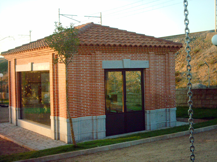 Pequeo edificio construido en el museo etnolgico de Navalperal de Pnares (vila) donde se ha acogido el antiguo enclavamiento de palancas 