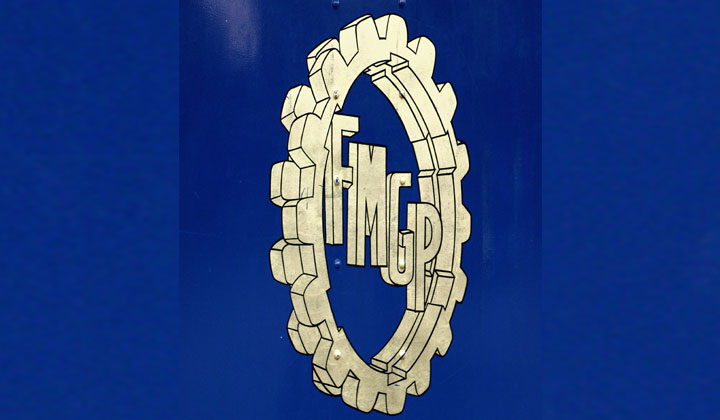Logotipo original de la empresa constructora y explotadora del ferrocarril durante dcadas. "Ferrocarriles de Montaa a Grandes Pendientes". Luce en la librea del coche saln histri Affw 51
