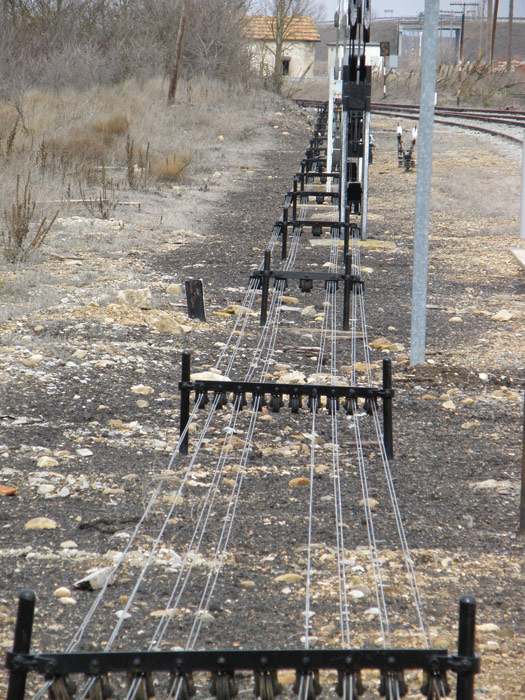 Kilmetros de cables de acero aseguran la transmisin de los movimientos de las seales desde las palancas situadas junto al edificio de viajeros