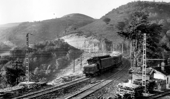 En 1956, Renfe electrific el trayecto de Bilbao a Miranda de Ebro. Estacin de Lezama. Archivo del Museo del Ferrocarril de Vilanova i la Geltr. Fundacin de los Ferrocarriles Espaoles