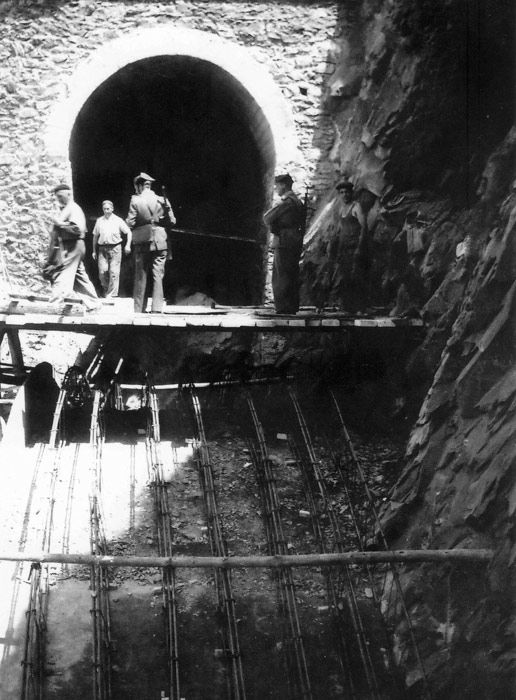 A partir de 1953 se reactivaron las obras de construccin del ferrocarril a Bermeo con la utilizacin de la mano de obra de los presos de un destacamento penitenciario. Se aprecia la presencia de Guardia Civil armada en servicio de vigilancia.